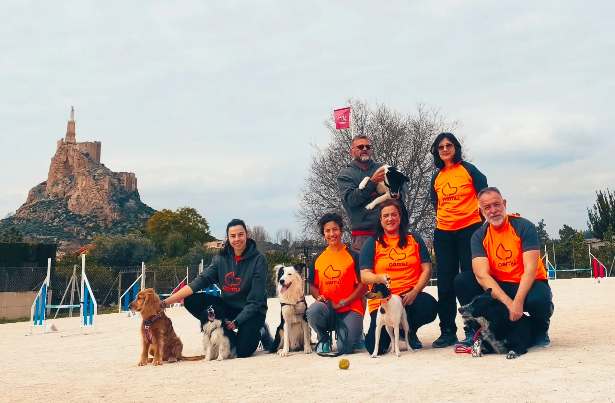 Integrantes de CAMU junto a sus perros en las instalaciones del club
